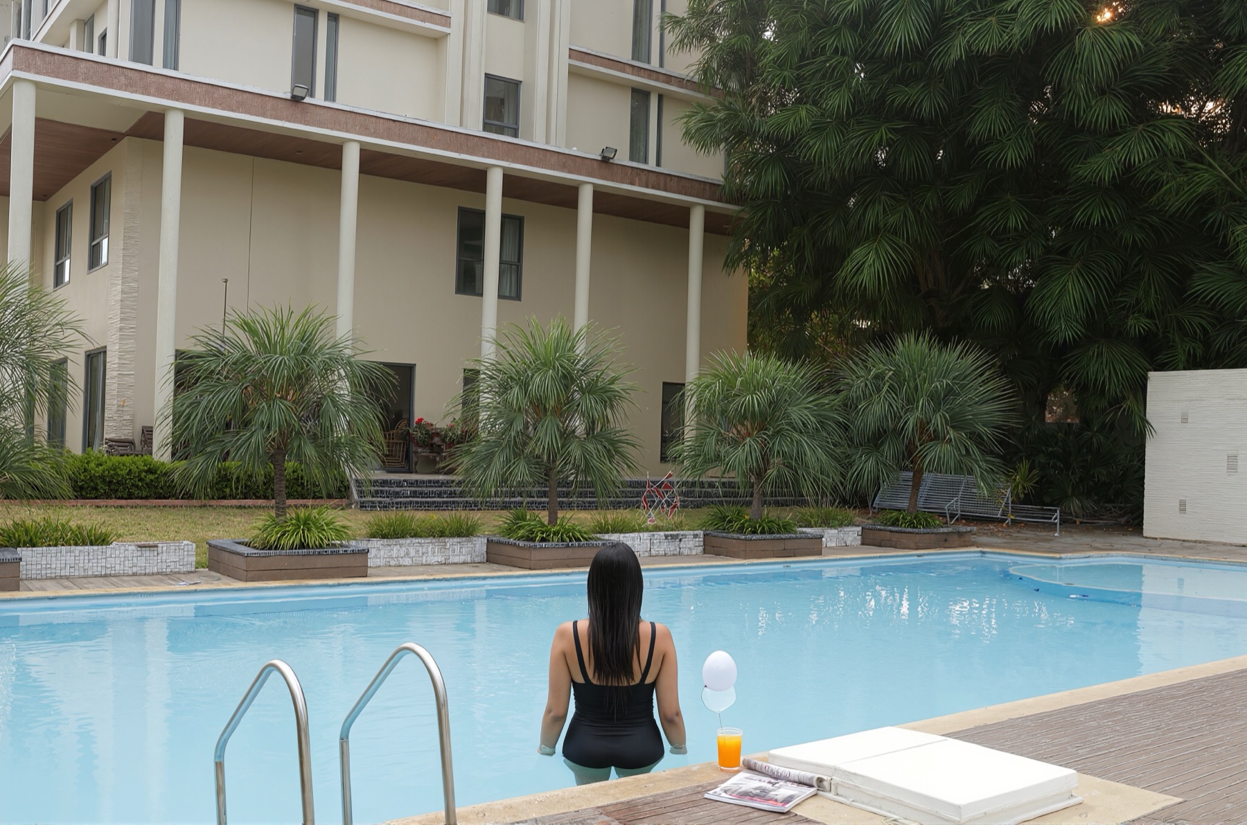 A refreshing pause within the resort. · photograph 10