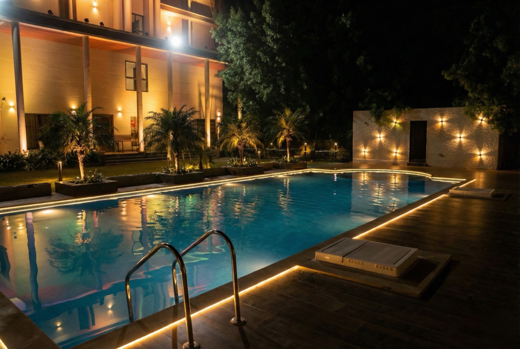 A refreshing pause within the resort. · photograph 3