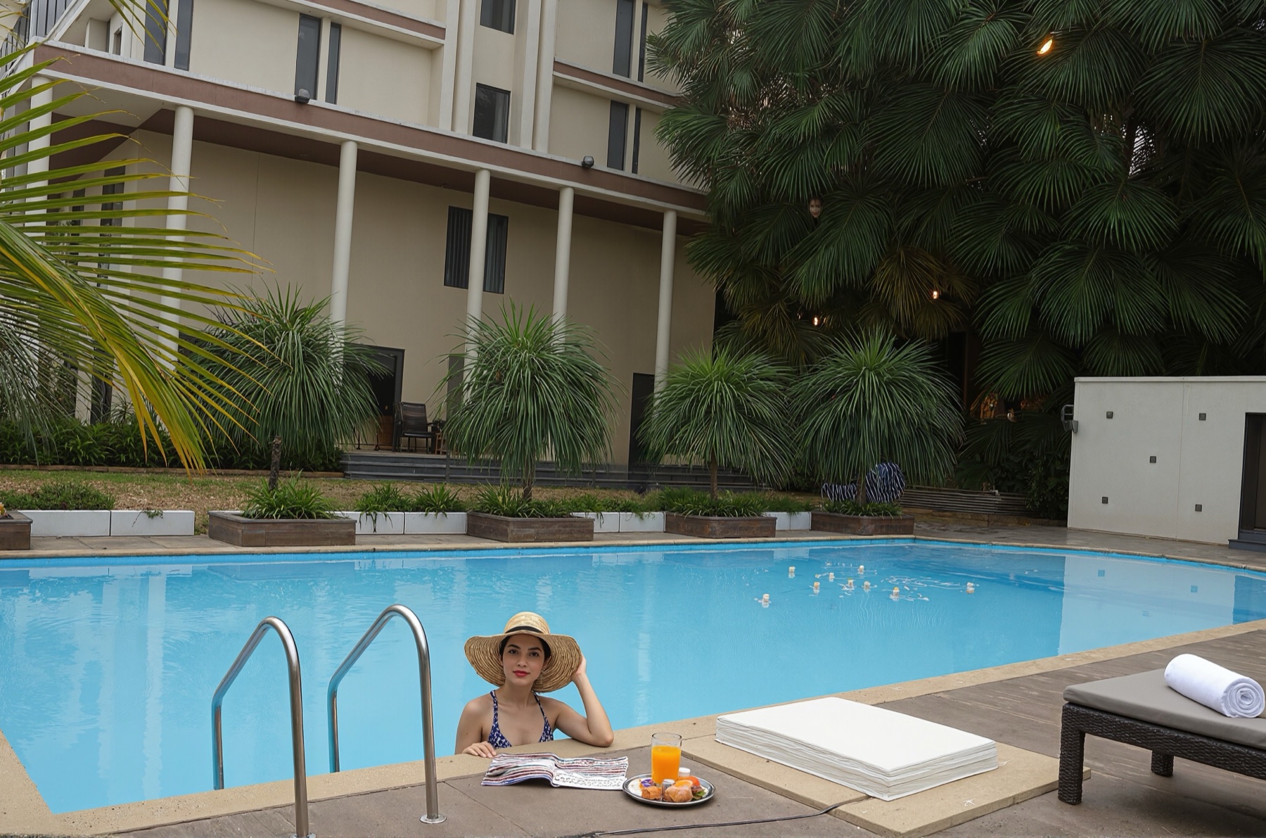 A refreshing pause within the resort. · photograph 4