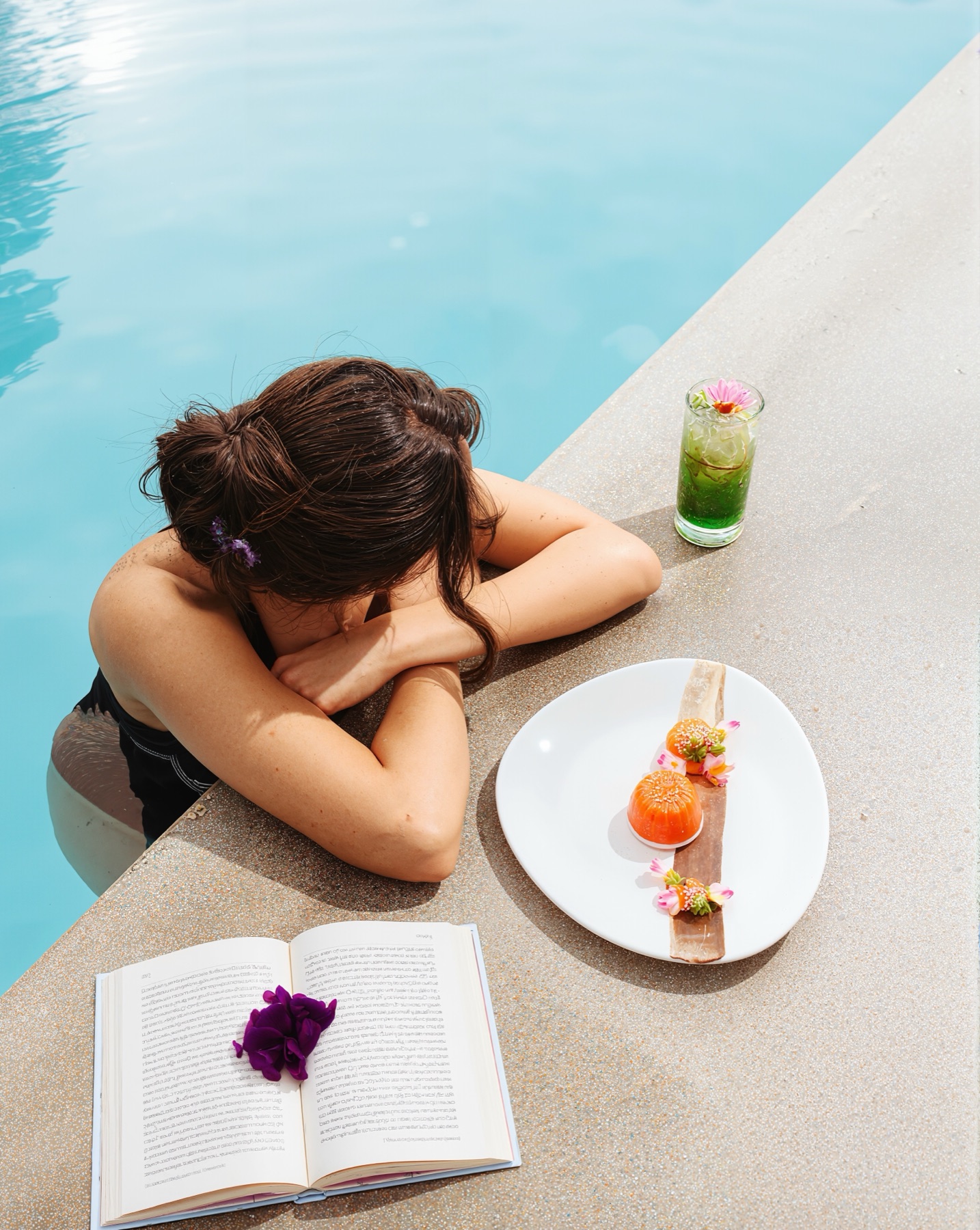 A refreshing pause within the resort. · photograph 8